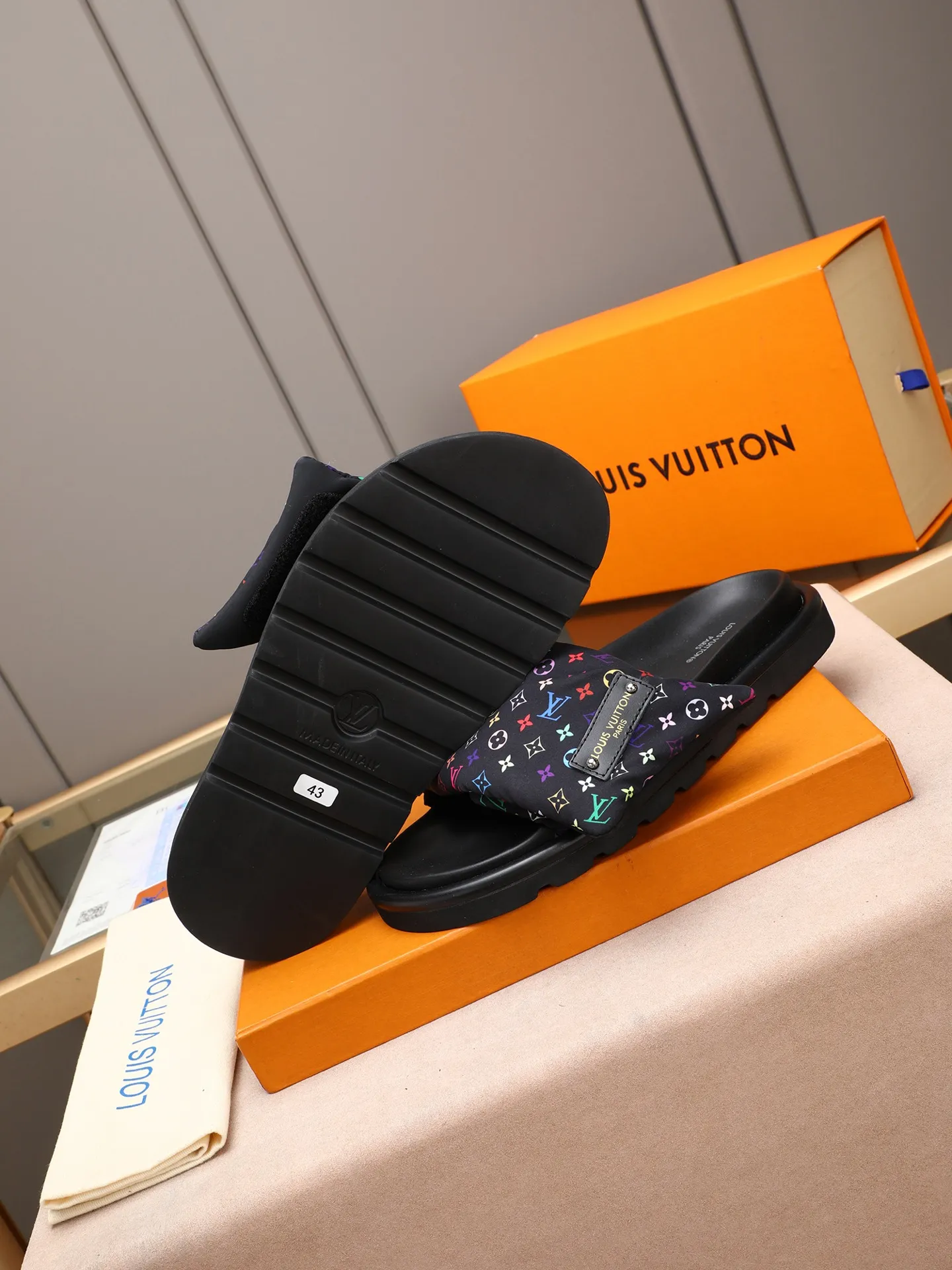 PP360 [LOUIS VUITTON] Louis Vuitton, LV printing, men's and women's slippers are on the market. The drawer box packaging comes with a cloth bag and a card. The upper pattern looks very soft and waxy, and it is a super versatile leg slimming tool. Fabric: imported denim/canvas/old fabric, LV hardware LOGO, official website pattern printing, comfortable to wear, feet: high-elastic PU water table. Sole: foam sole, heel height: about 5cm. Code number: 35-46, 35, 45, 46 are custom-made and non-returnable. Color: multiple colors and styles available.